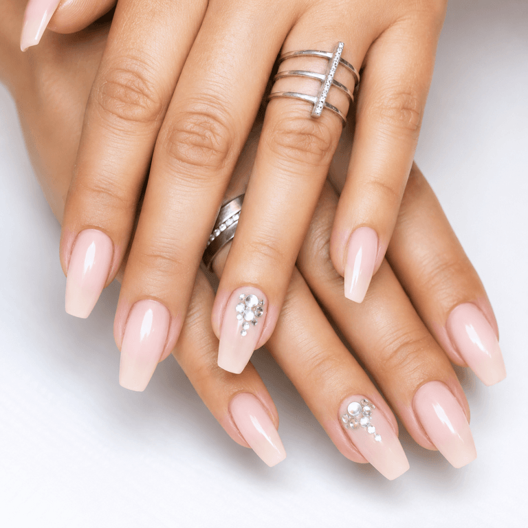 Vergleich einer Gel- und einer Acryl-Modellage im Salon in St. Gallen